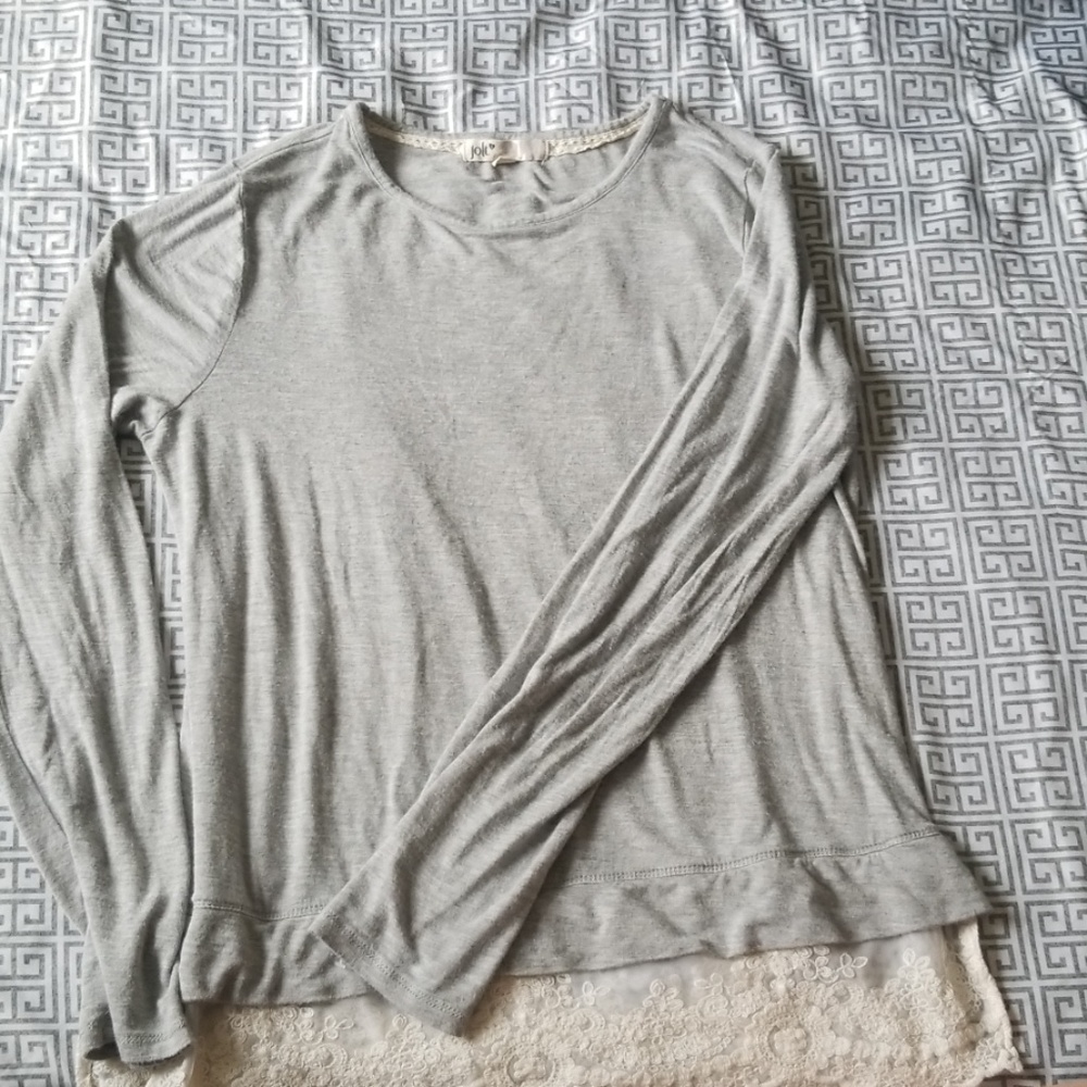 Long sleeve women's tee with lace bottom